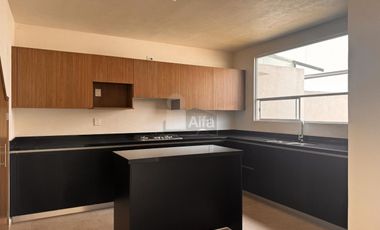 Casa en renta 3 recámaras frente a parque en Calimaya