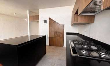 Casa en renta 3 recámaras frente a parque en Calimaya