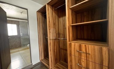 Casa en renta 3 recámaras frente a parque en Calimaya