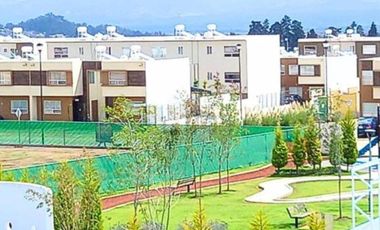 Casa en renta 3 recámaras frente a parque en Calimaya