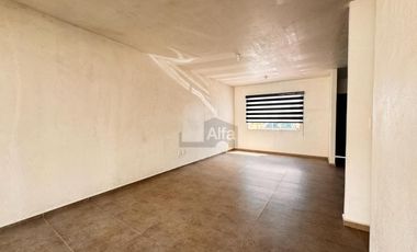 Casa en renta 3 recámaras frente a parque en Calimaya