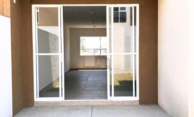 Casa en renta 3 recámaras frente a parque en Calimaya