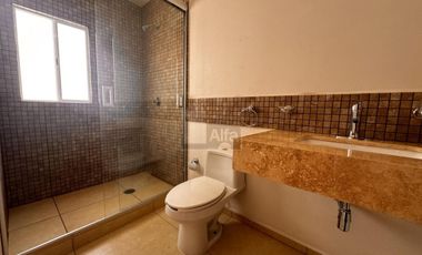 Casa en renta 3 recámaras frente a parque en Calimaya