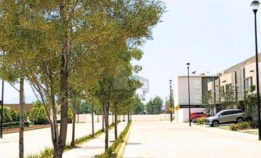 Casa en renta 3 recámaras frente a parque en Calimaya