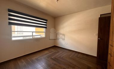 Casa en renta 3 recámaras frente a parque en Calimaya