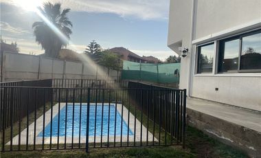 Moderna Casa Bien Equipada en Barrio Tranquilo