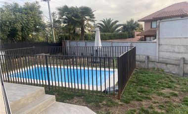 Moderna Casa Bien Equipada en Barrio Tranquilo