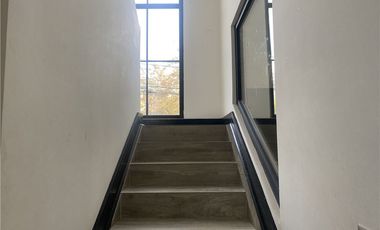 Moderna Casa Bien Equipada en Barrio Tranquilo