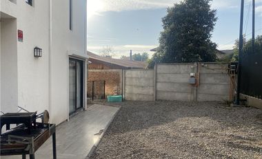 Moderna Casa Bien Equipada en Barrio Tranquilo