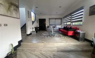 Moderna Casa Bien Equipada en Barrio Tranquilo