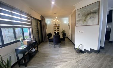 Moderna Casa Bien Equipada en Barrio Tranquilo