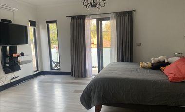 Moderna Casa Bien Equipada en Barrio Tranquilo