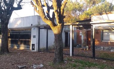 Casa en venta - 2 Dormitorios 1 Baño - City Bell