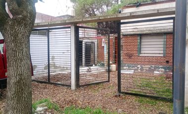 Casa en venta - 2 Dormitorios 1 Baño - City Bell