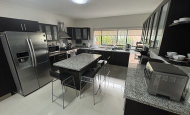 Casa en VENTA con 4 recámaras y  jardín en Privada San Francisco
