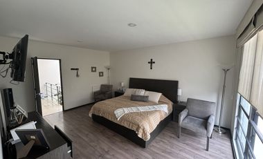 Casa en VENTA con 4 recámaras y  jardín en Privada San Francisco