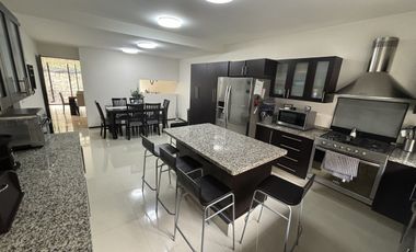 Casa en VENTA con 4 recámaras y  jardín en Privada San Francisco