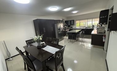 Casa en VENTA con 4 recámaras y  jardín en Privada San Francisco