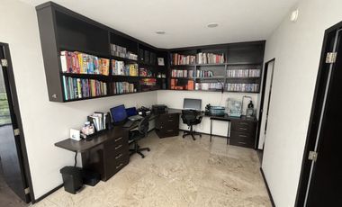 Casa en VENTA con 4 recámaras y  jardín en Privada San Francisco