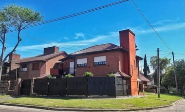 Casa en venta - 5 ambientes - patio y pileta de fibra de vidrio