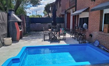 Casa en venta - 5 ambientes - patio y pileta de fibra de vidrio
