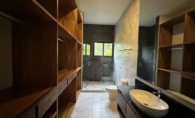 CASA EN VENTA MERIDA, YUCATAN COUNTRY CLUB, FRENTE A CAMPO DE GOLF Y LAGO, LISTA