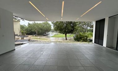 CASA EN VENTA MERIDA, YUCATAN COUNTRY CLUB, FRENTE A CAMPO DE GOLF Y LAGO, LISTA