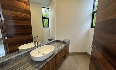 CASA EN VENTA MERIDA, YUCATAN COUNTRY CLUB, FRENTE A CAMPO DE GOLF Y LAGO, LISTA