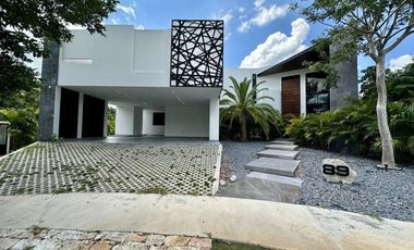 CASA EN VENTA MERIDA, YUCATAN COUNTRY CLUB, FRENTE A CAMPO DE GOLF Y LAGO, LISTA