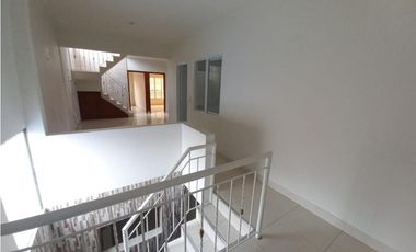 CASA EN VENTA EN PORTALES DE YUMBO 3 NIVELES 240M2