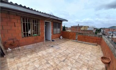 CASA EN VENTA EN PORTALES DE YUMBO 3 NIVELES 240M2