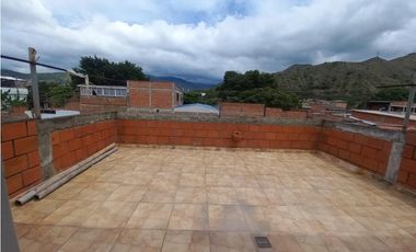 CASA EN VENTA EN PORTALES DE YUMBO 3 NIVELES 240M2