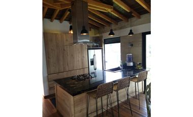 CASA EN VENTA UBICADA EN LOMA DEL ESCOBERO