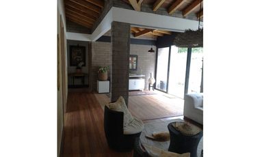 CASA EN VENTA UBICADA EN LOMA DEL ESCOBERO