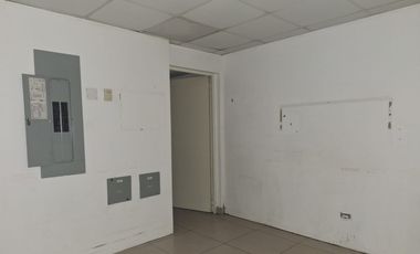 Se Alquila Local en 12 de Octubre