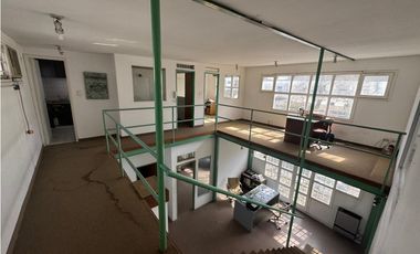 Oficina muy luminosa en Alberti y San Luis