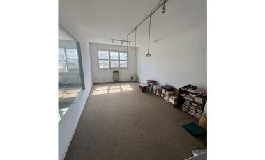 Oficina muy luminosa en Alberti y San Luis