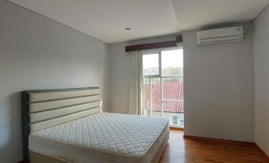 Villa Full Furnish 3 Lantai, Desain Modern Siap Huni di NUSA DUA, Badung