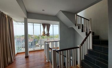 Villa Full Furnish 3 Lantai, Desain Modern Siap Huni di NUSA DUA, Badung