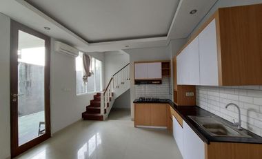 Villa Full Furnish 3 Lantai, Desain Modern Siap Huni di NUSA DUA, Badung