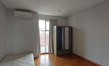 Villa Full Furnish 3 Lantai, Desain Modern Siap Huni di NUSA DUA, Badung