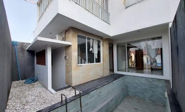 Villa Full Furnish 3 Lantai, Desain Modern Siap Huni di NUSA DUA, Badung