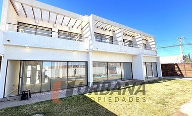 CASA DE ALTO ESTÁNDAR EN ANDACOLLO, RESIDENCIAL O COMERCIAL