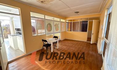 AMPLIA CASA CON EXCELENTE UBICACIÓN EN SECTOR LOS PERALES