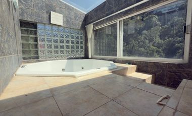 Venta o Renta Casa en La Herradura con vistas verdes.