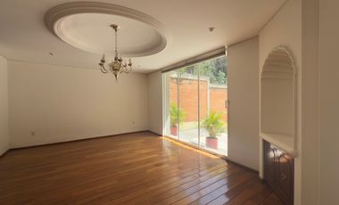 Venta o Renta Casa en La Herradura con vistas verdes.