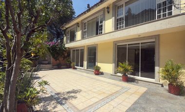 Venta o Renta Casa en La Herradura con vistas verdes.