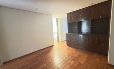 Venta o Renta Casa en La Herradura con vistas verdes.