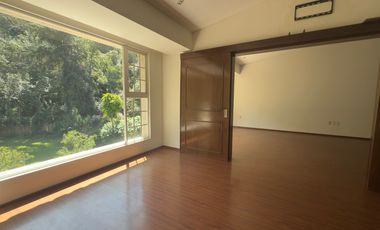 Venta o Renta Casa en La Herradura con vistas verdes.