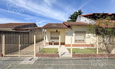 Venta Casa Quilmes Oeste Tres Ambientes Jardin Patio Quincho Cochera APTO CREDITO